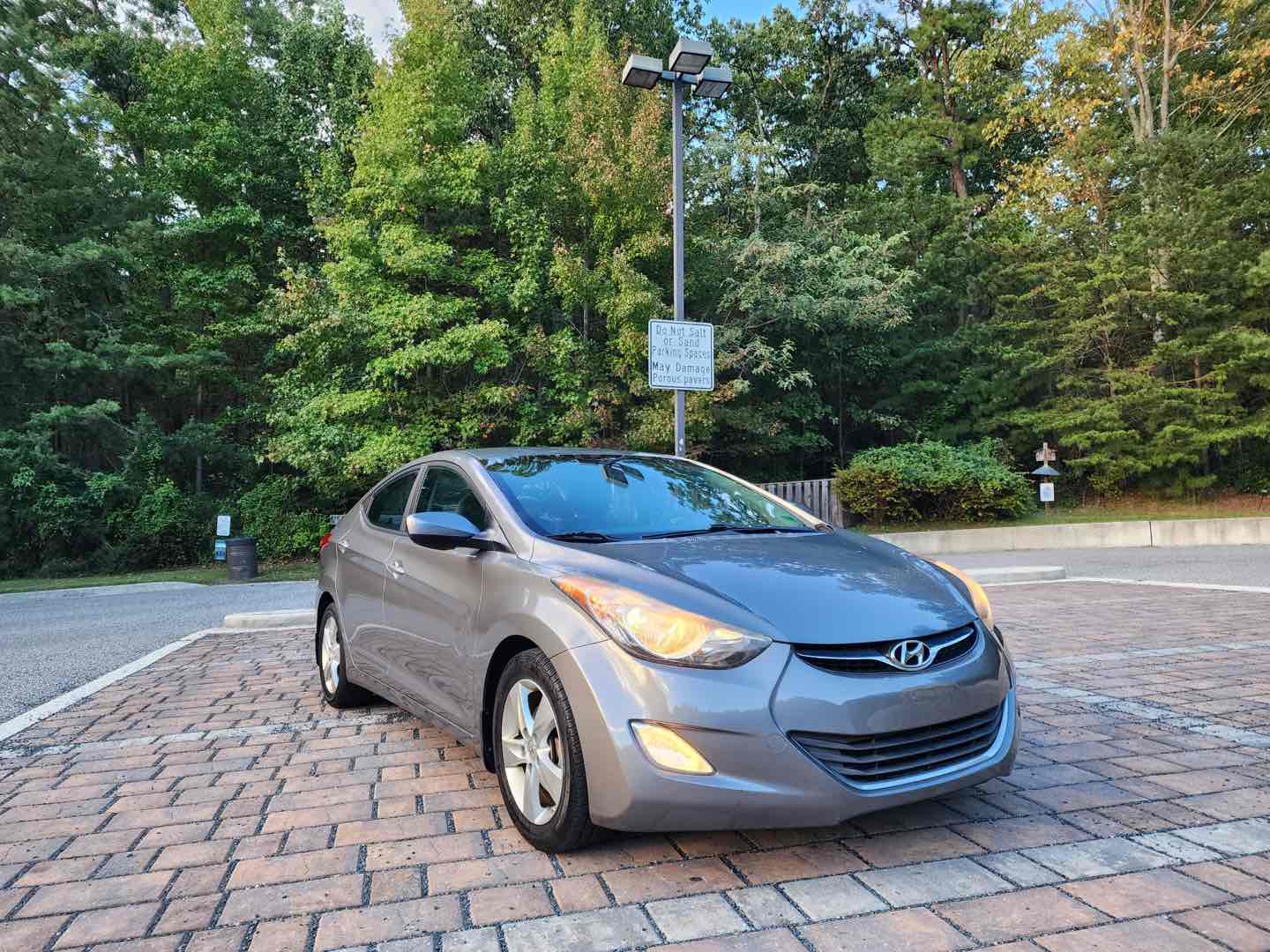 Photo 4 of this Hyundai Elantra