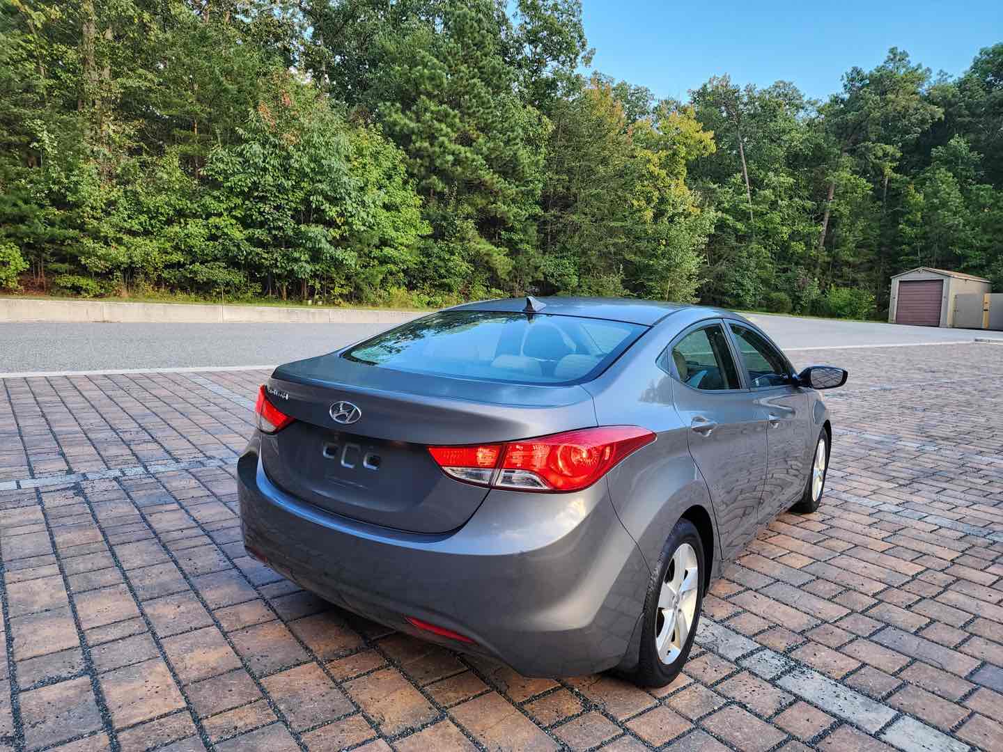 Photo 5 of this Hyundai Elantra