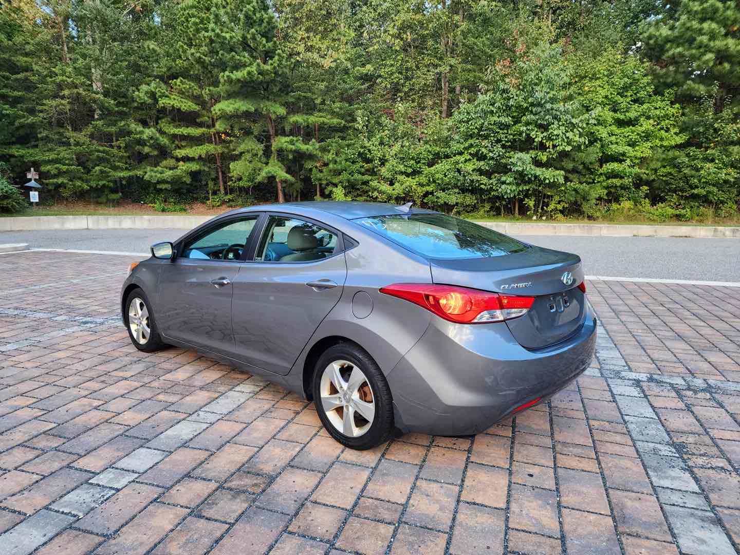 Photo 6 of this Hyundai Elantra