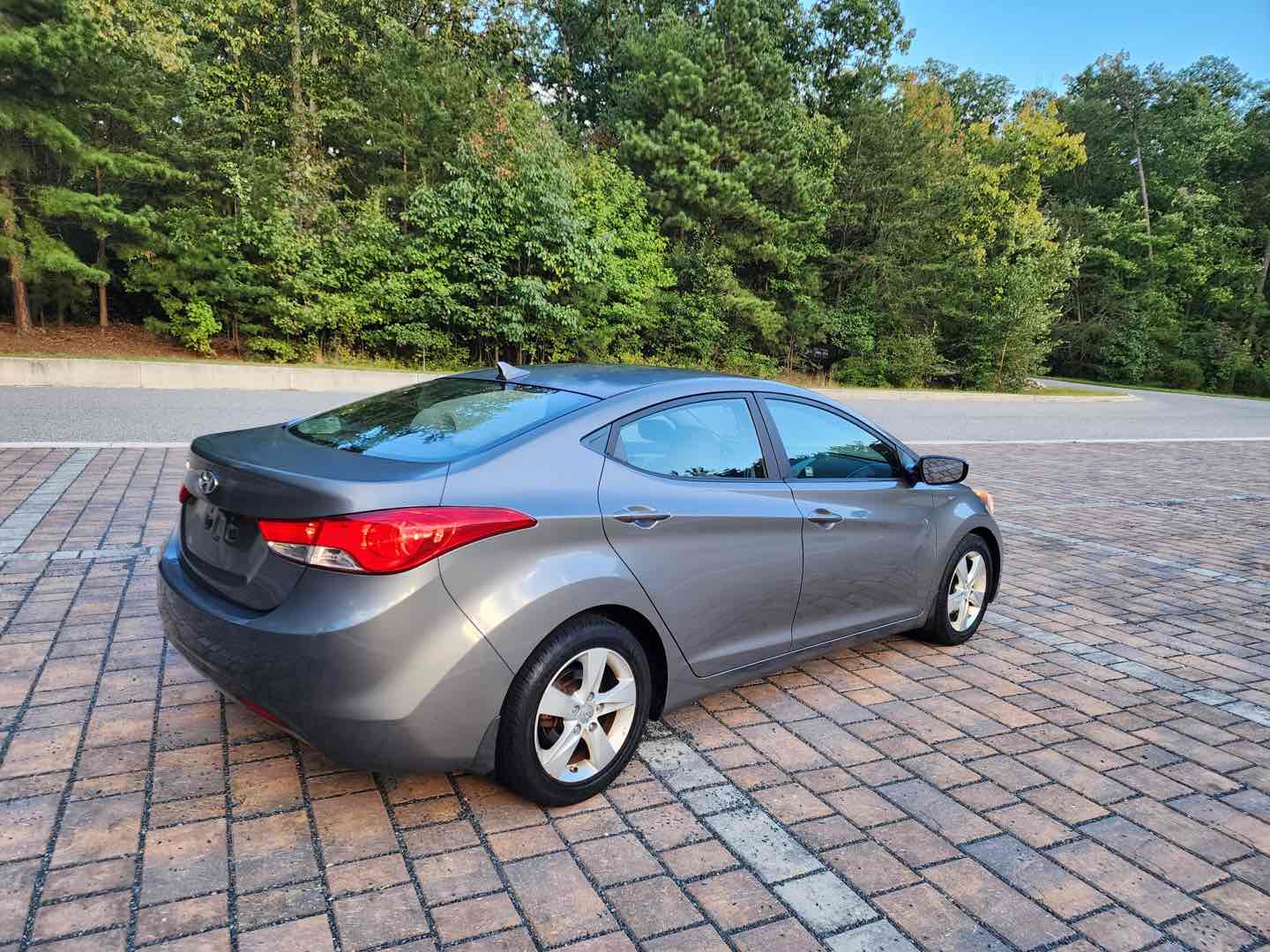 Photo 7 of this Hyundai Elantra