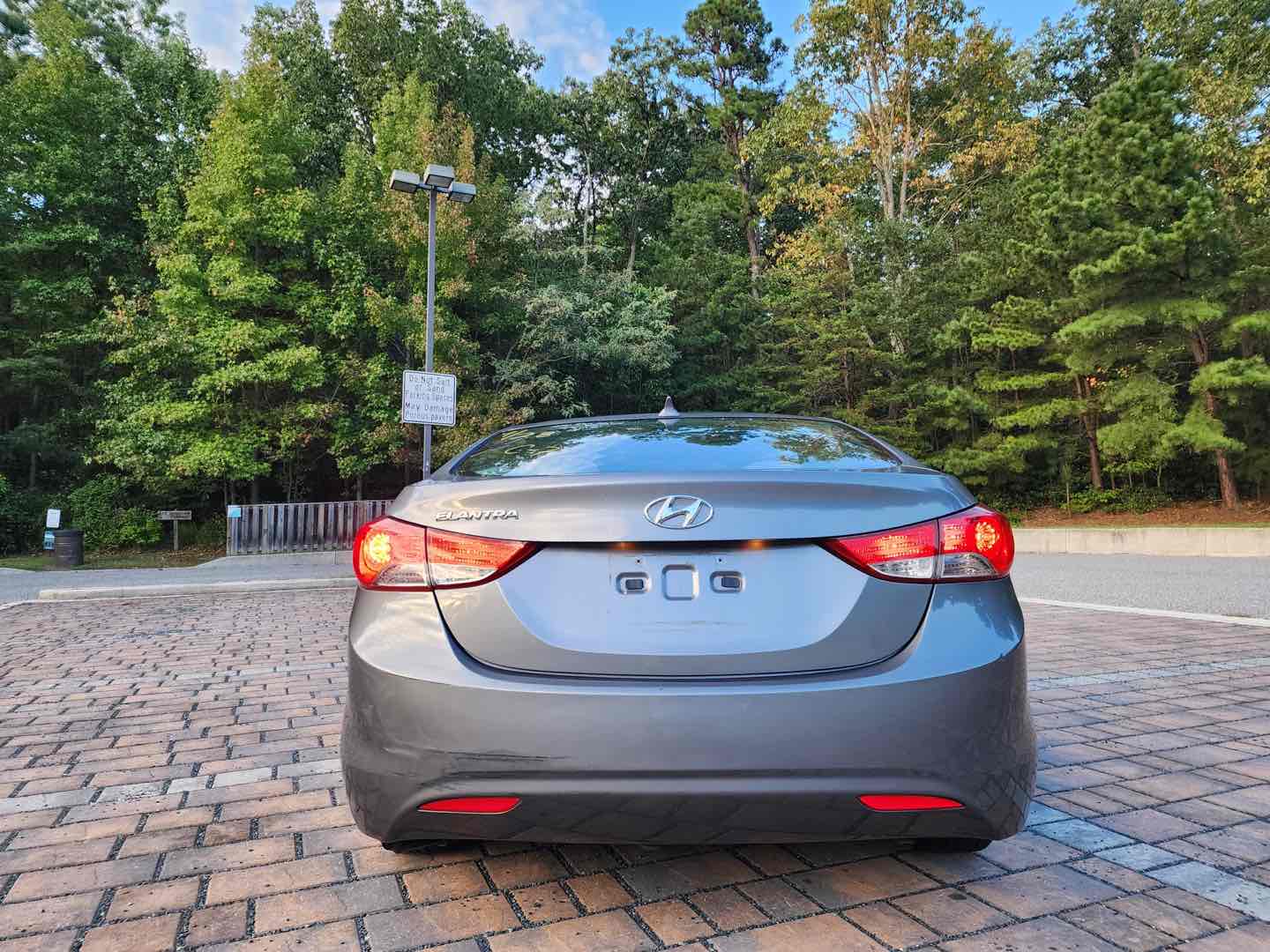 Photo 9 of this Hyundai Elantra