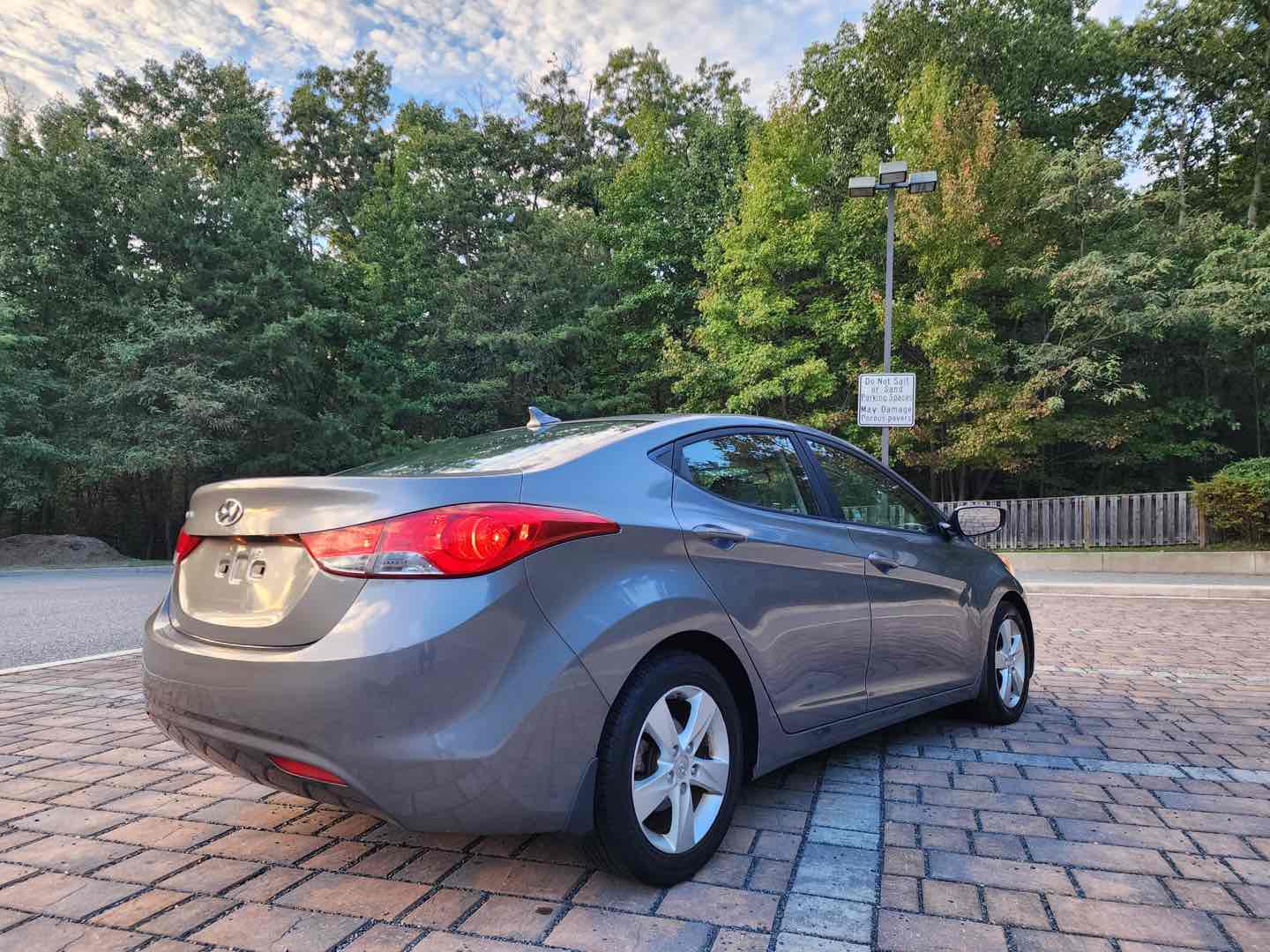 Photo 10 of this Hyundai Elantra