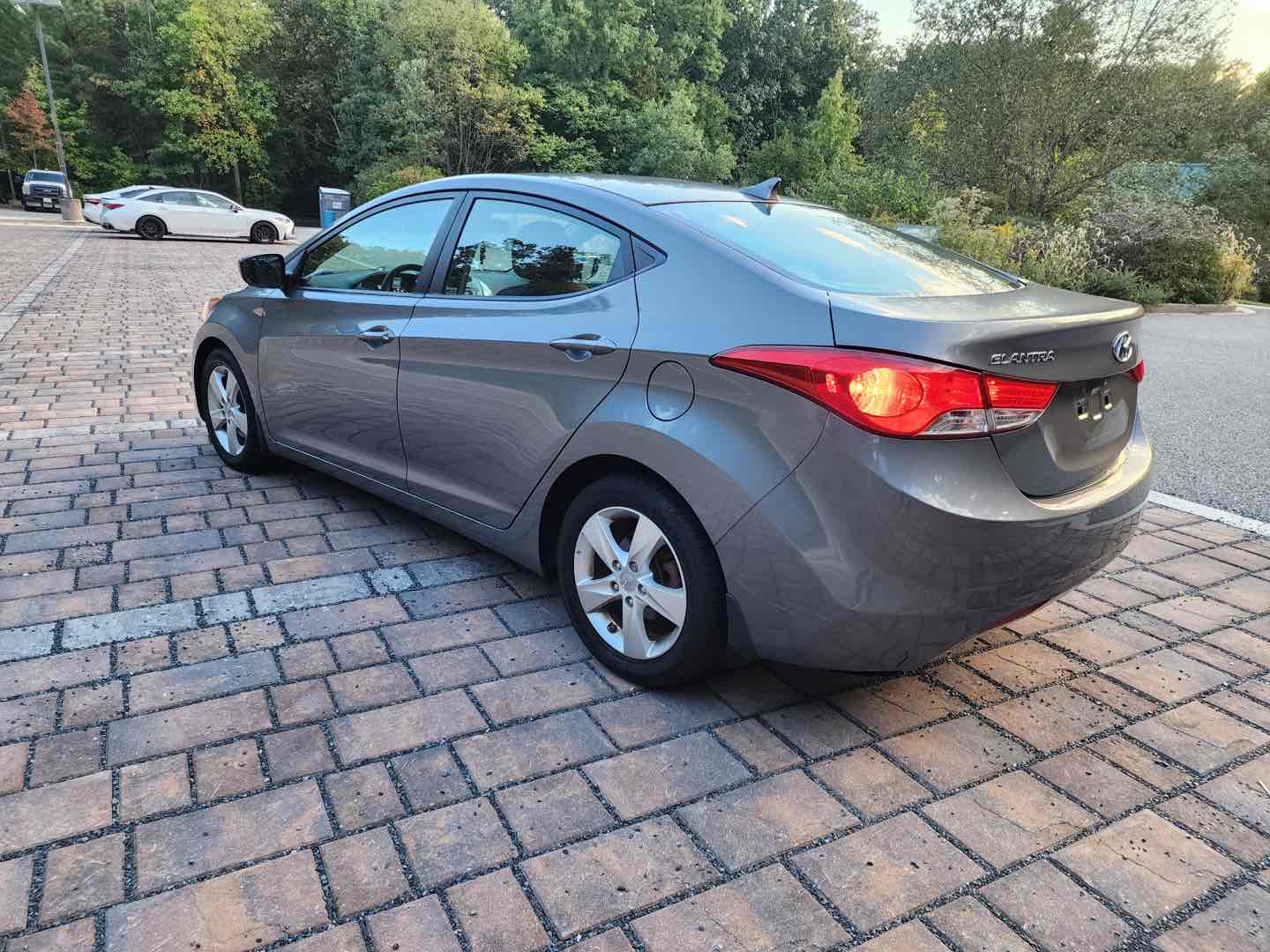Photo 11 of this Hyundai Elantra