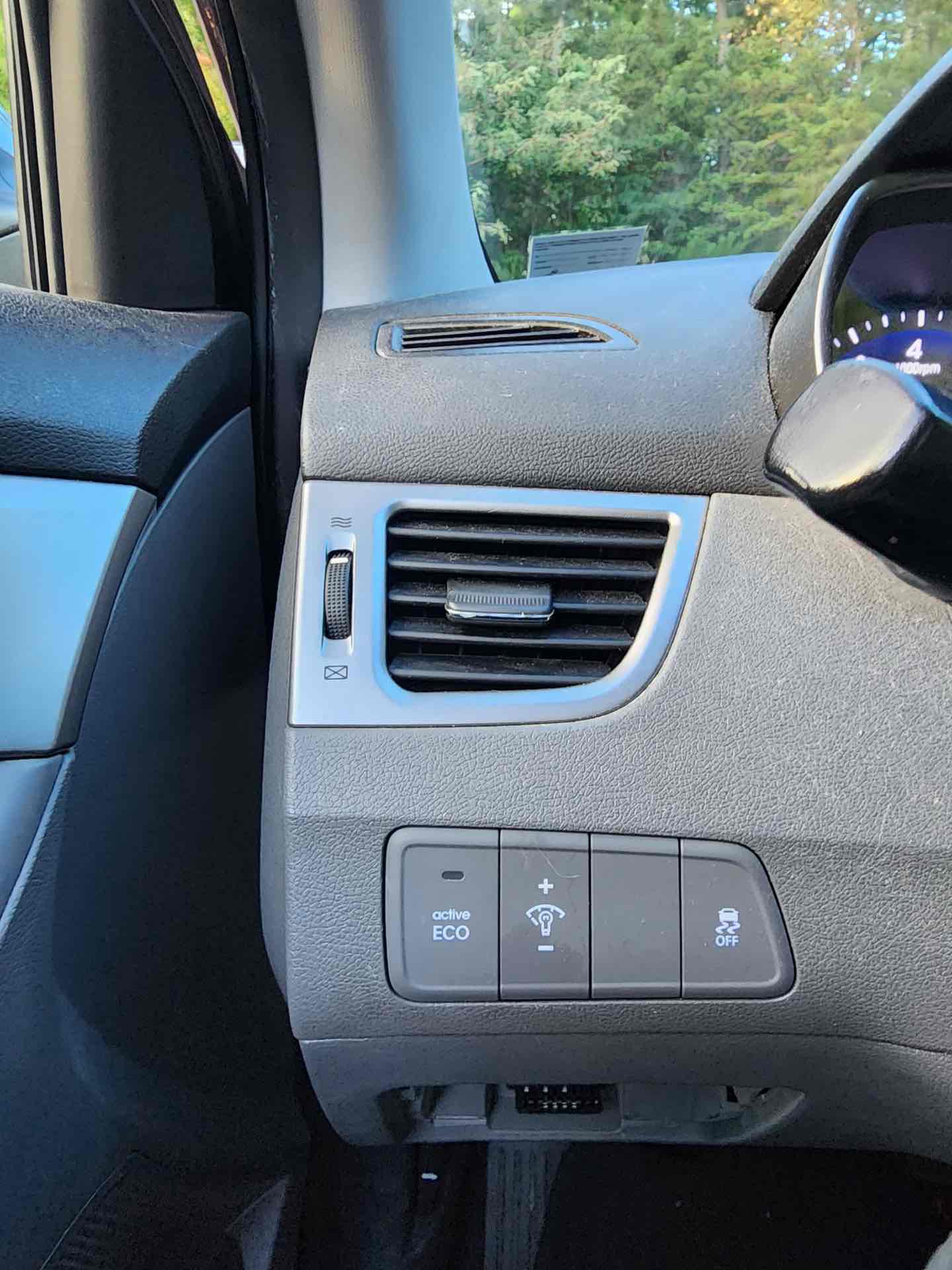 Photo 15 of this Hyundai Elantra