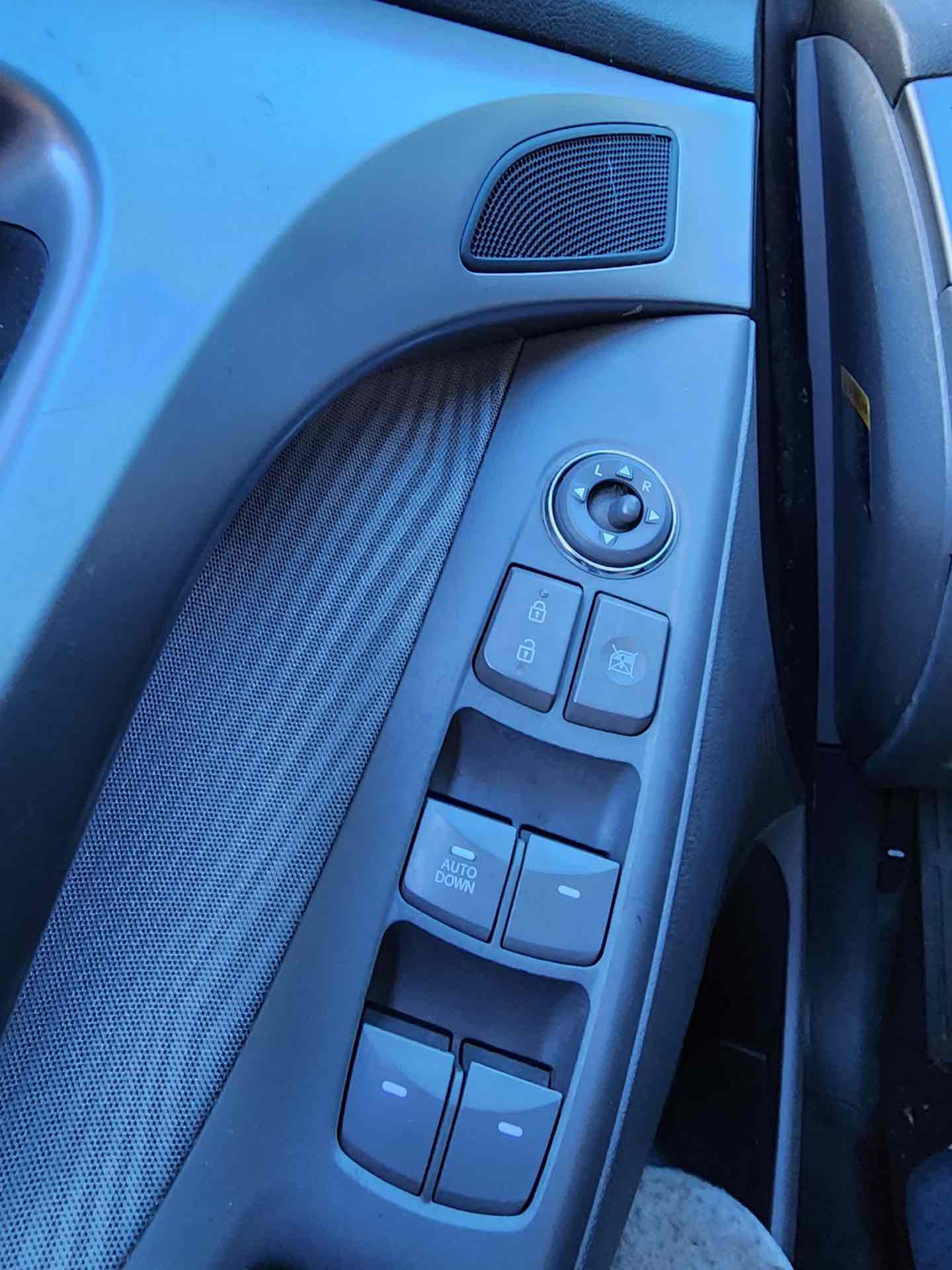 Photo 16 of this Hyundai Elantra