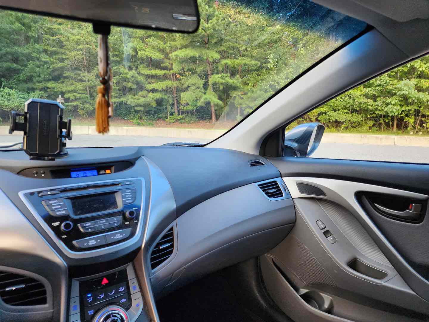 Photo 17 of this Hyundai Elantra