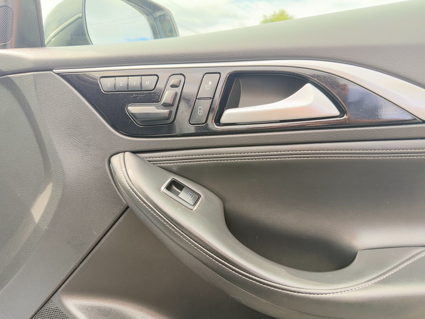 Photo 36 of this INFINITI QX30