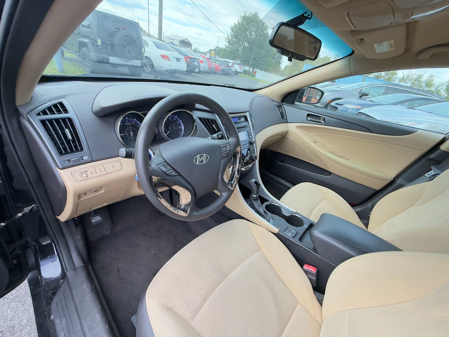Photo 11 of this Hyundai Sonata