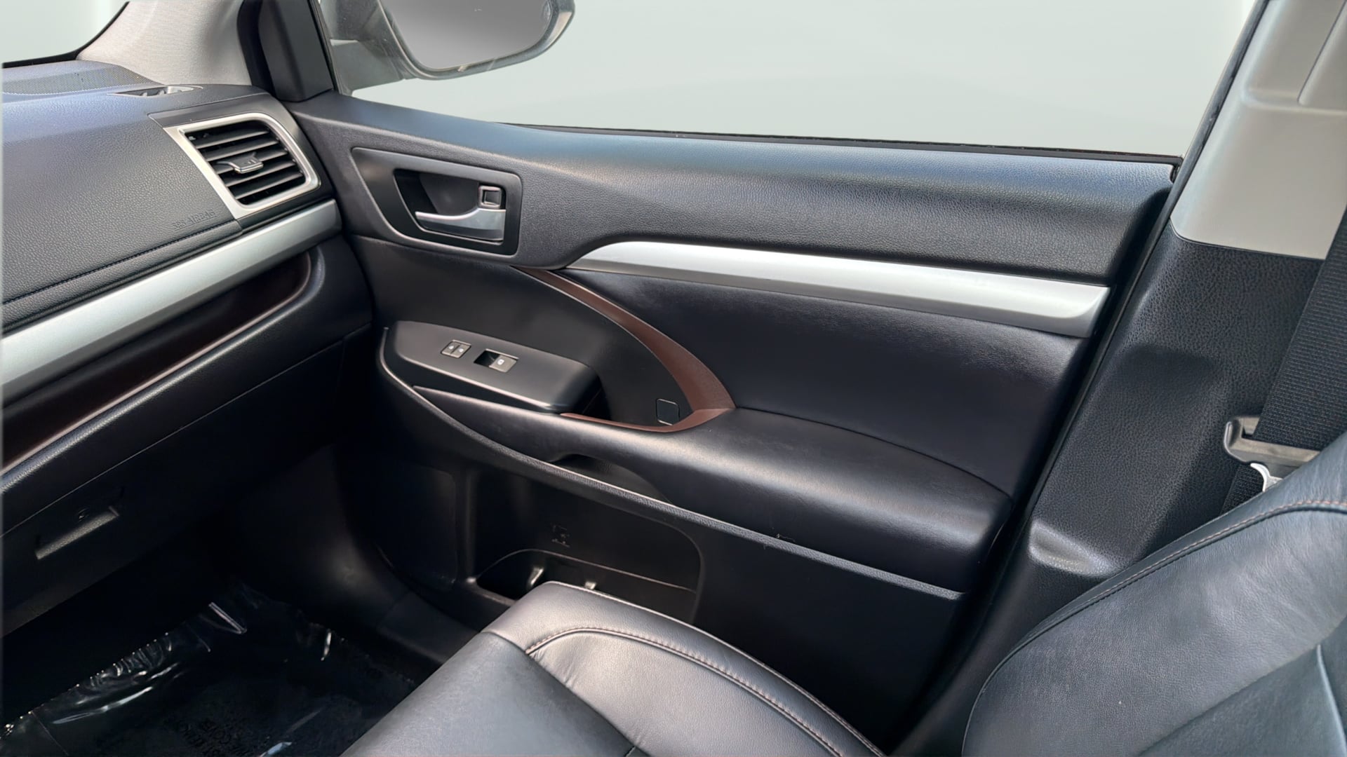 Photo 17 of this Toyota Highlander