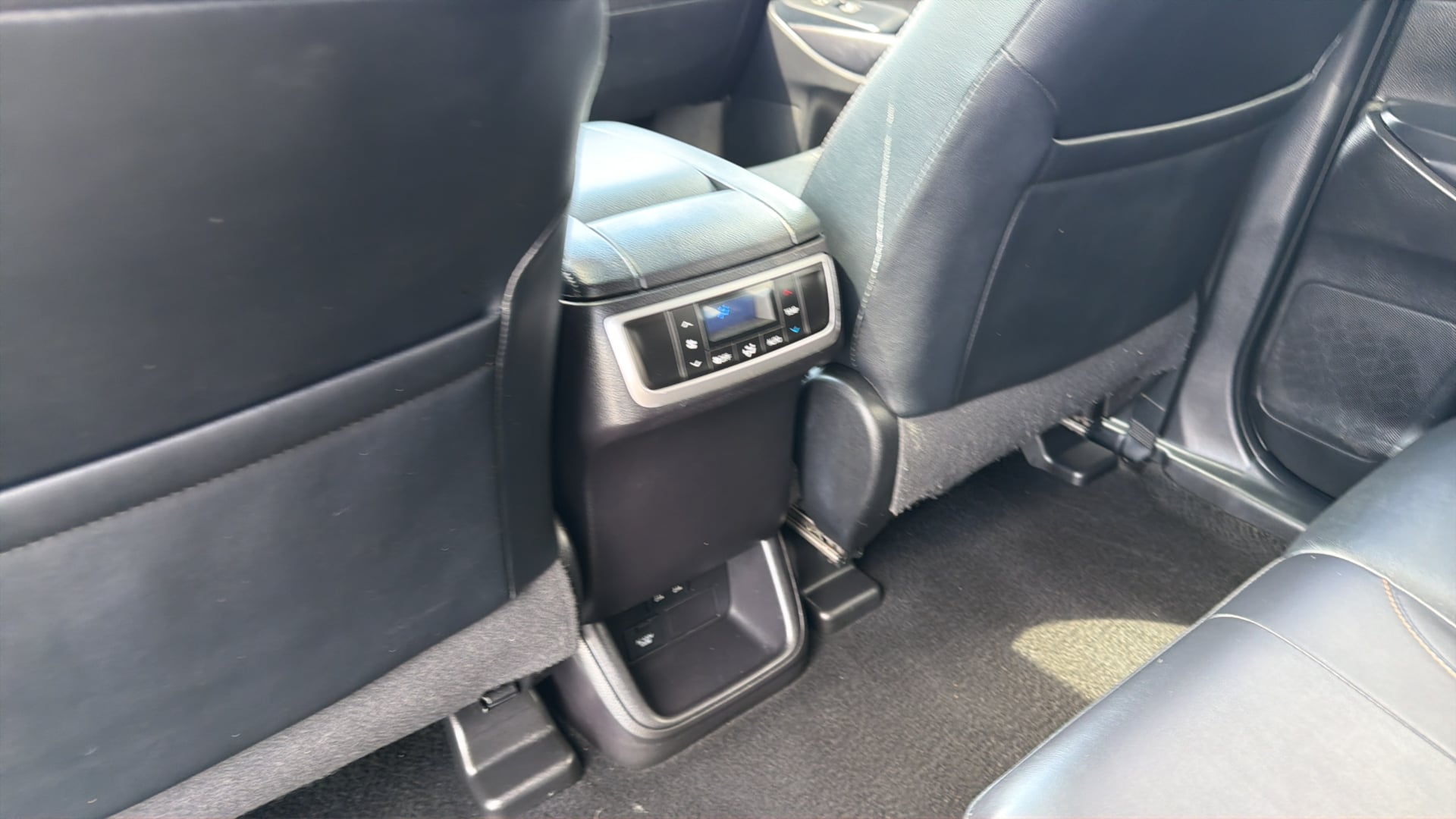 Photo 32 of this Toyota Highlander