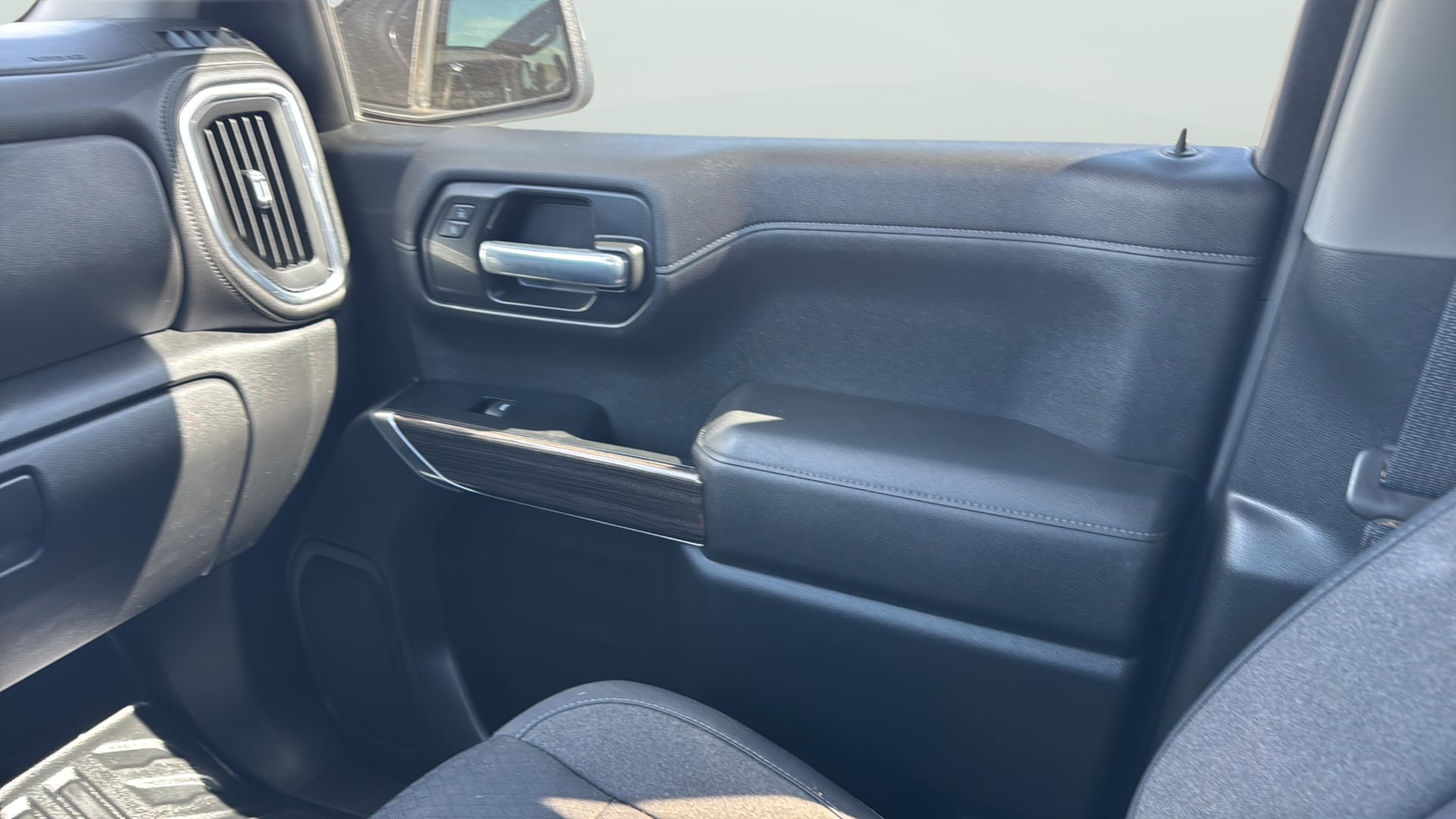 Chevrolet Silverado photo 17