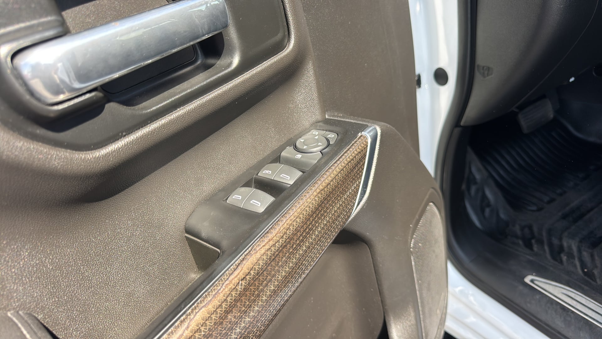 Chevrolet Silverado photo 19