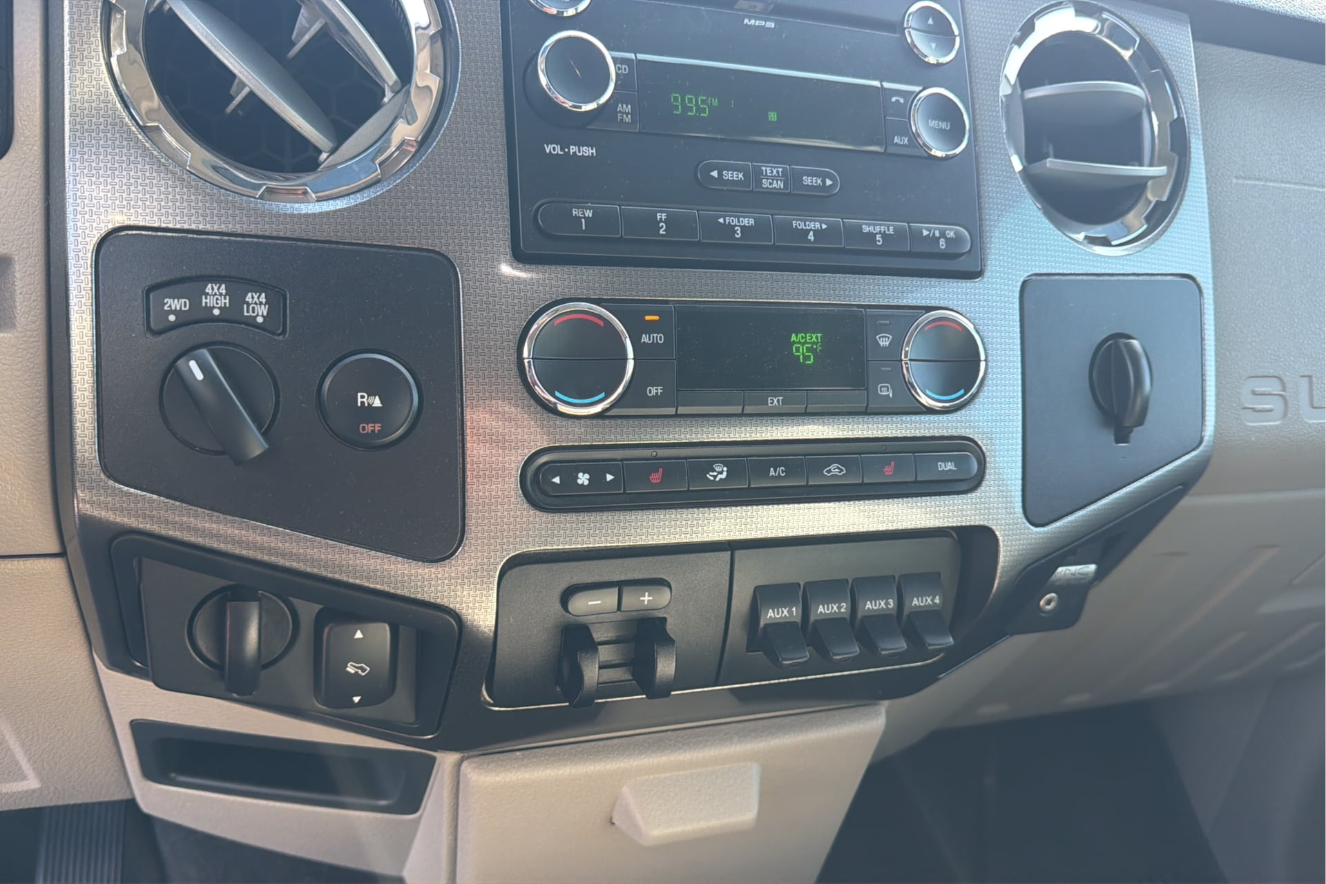 Photo 28 of this Ford Super Duty F-250 SRW