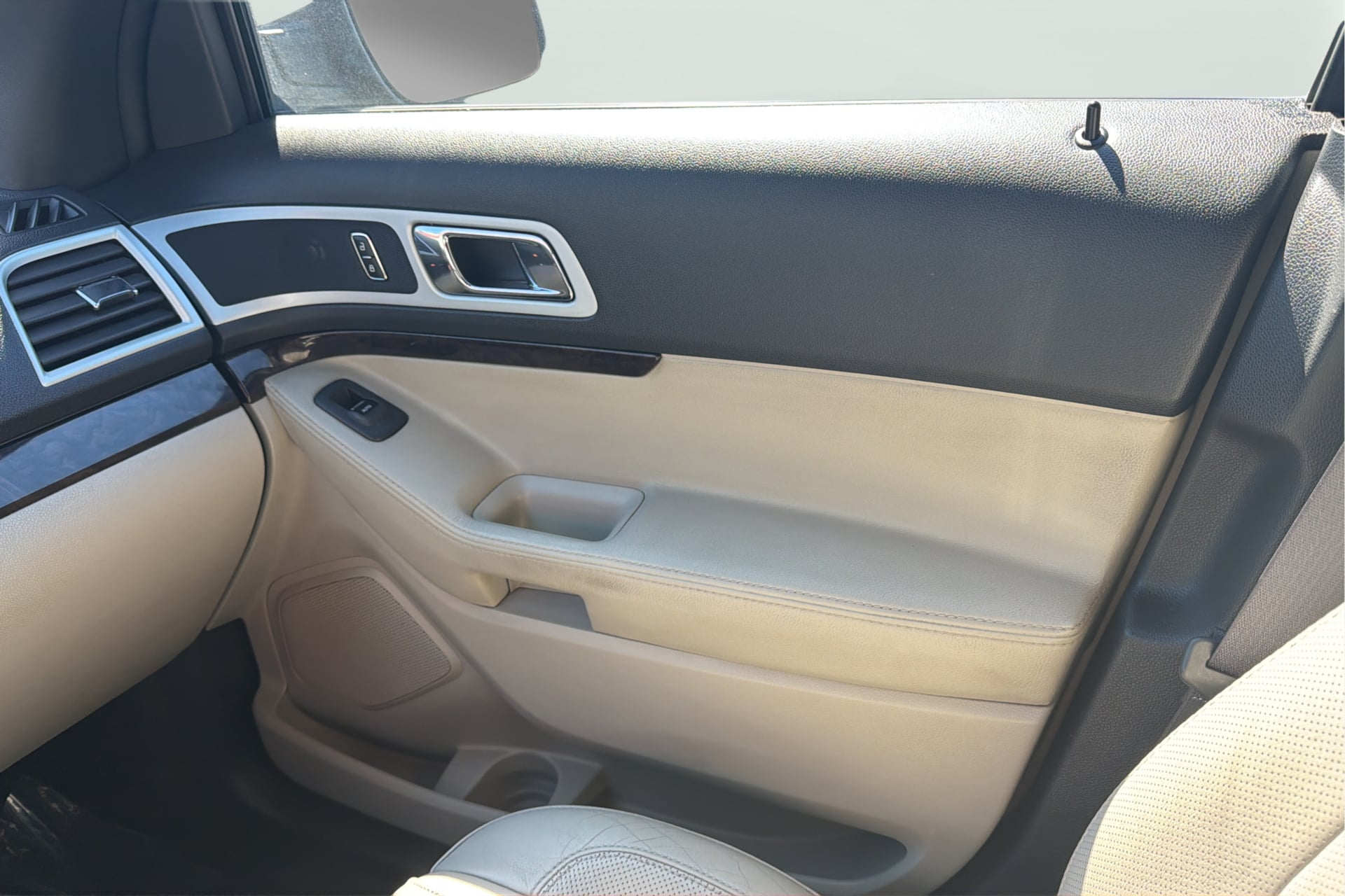 Photo 17 of this Ford Explorer