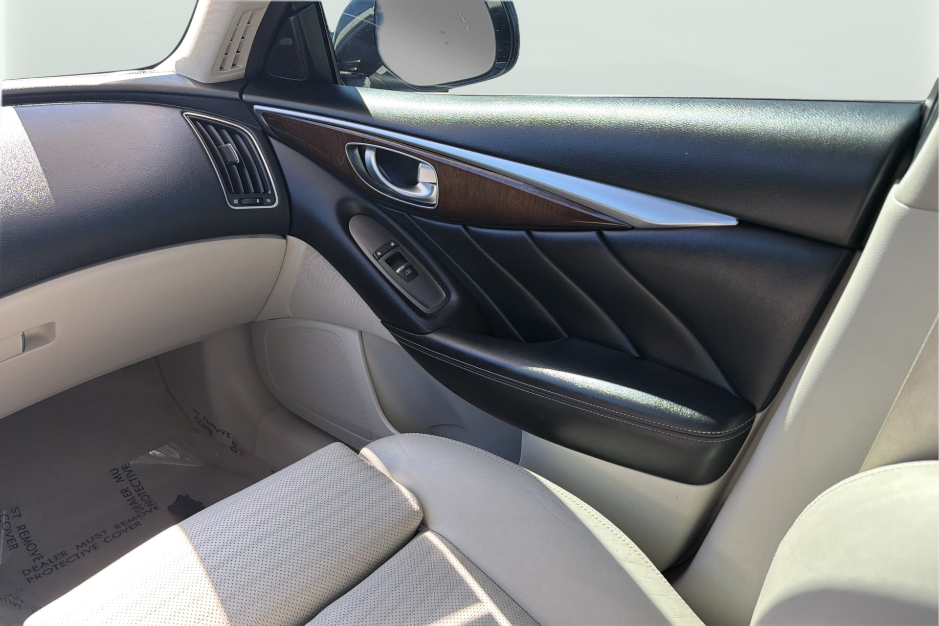 Infiniti Q50 photo 17