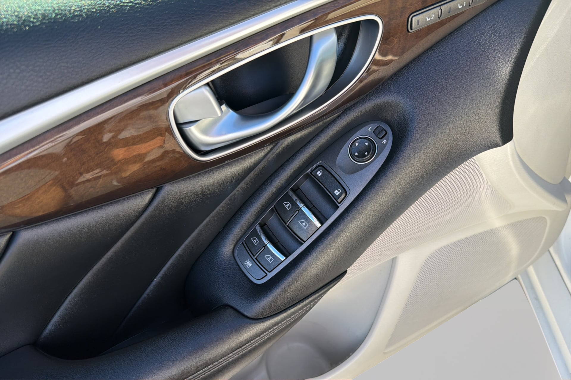Infiniti Q50 photo 19