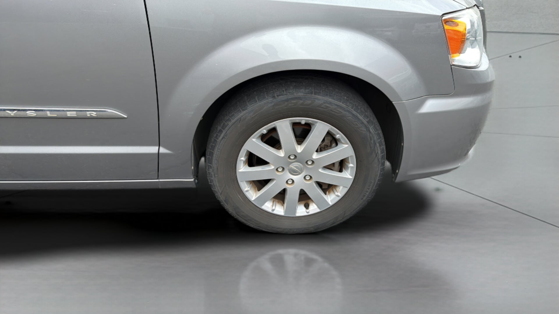 Chrysler Town and Country photo 14