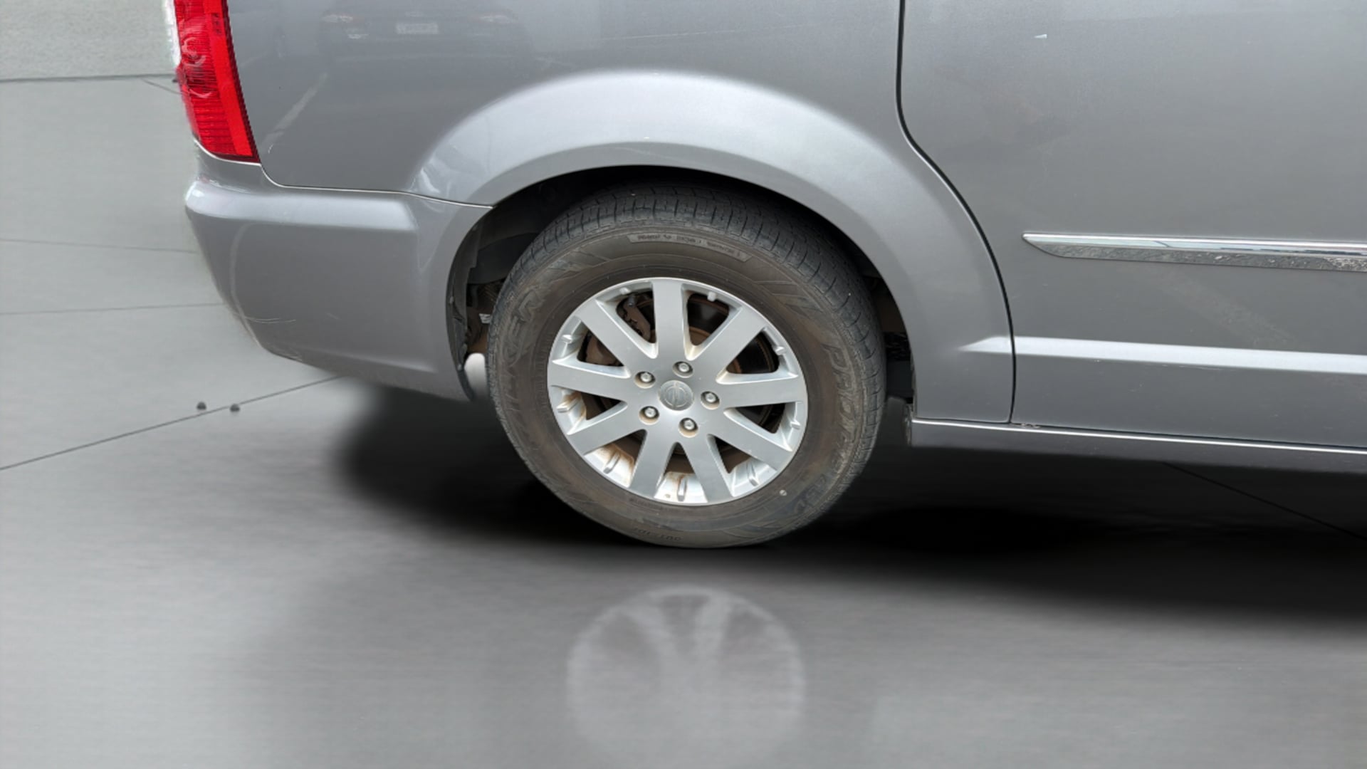 Chrysler Town and Country photo 15