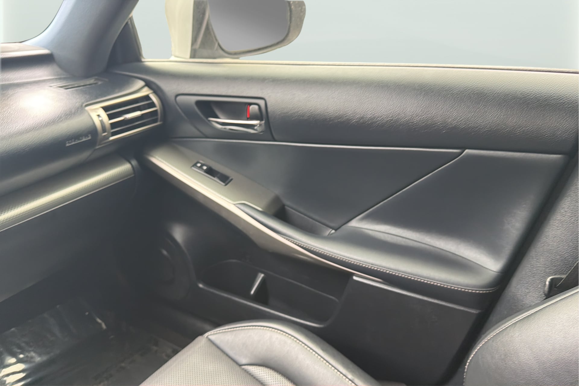 Lexus IS photo 17