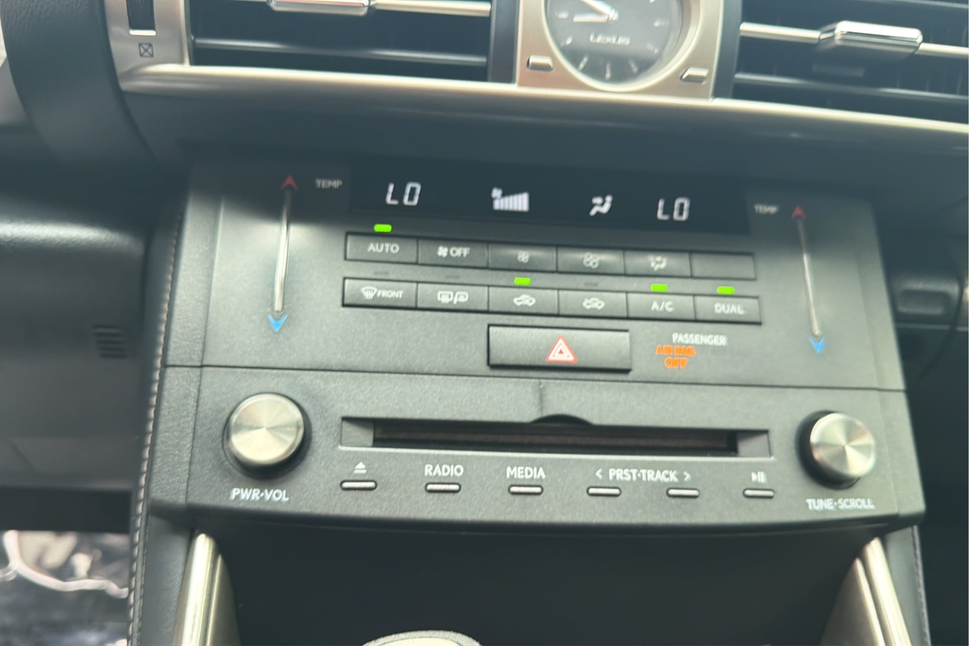 Lexus IS photo 27