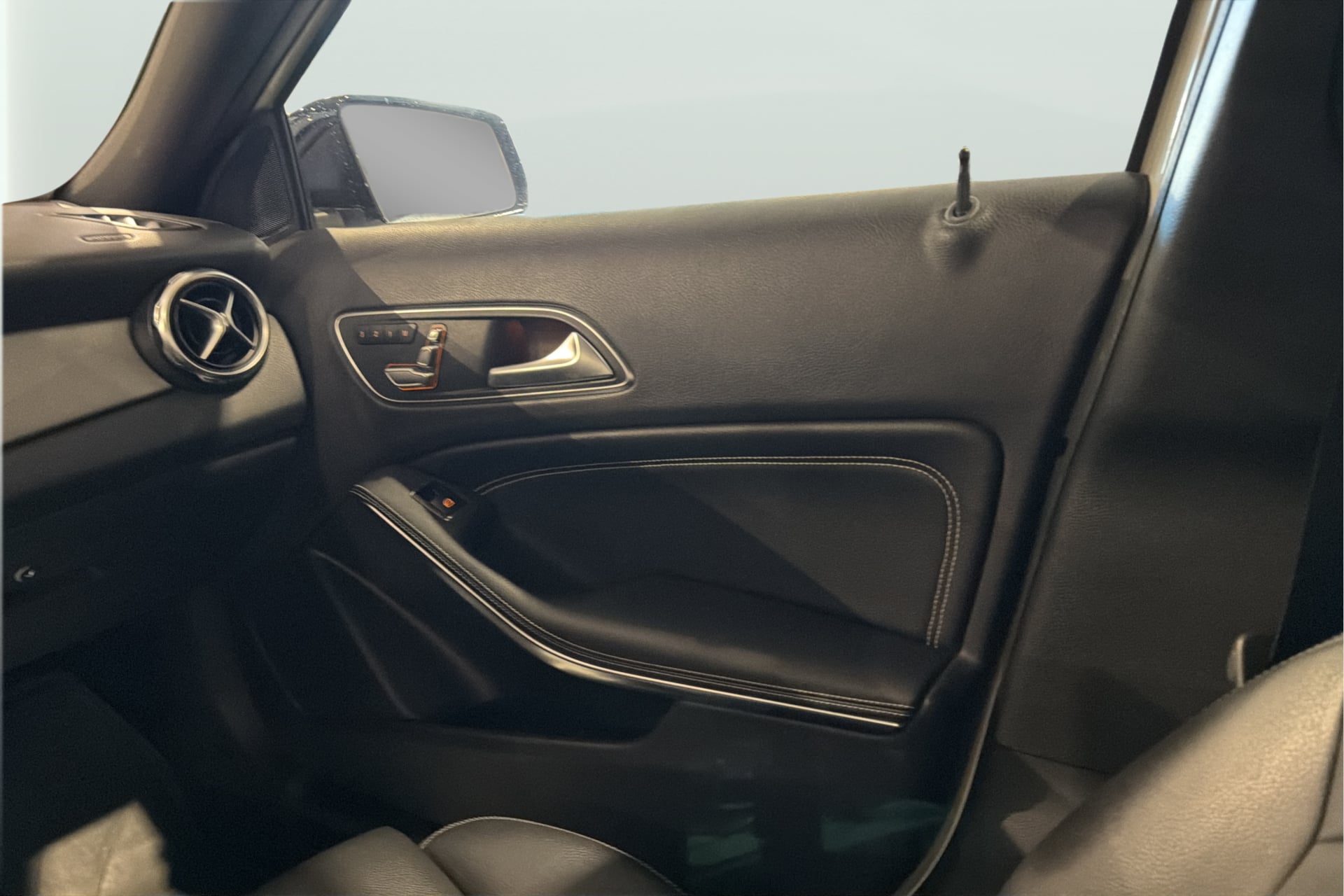 Mercedes-Benz GLA 250 photo 17