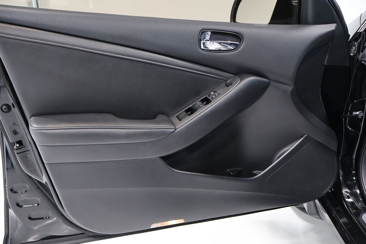 Photo 6 of this Nissan Altima
