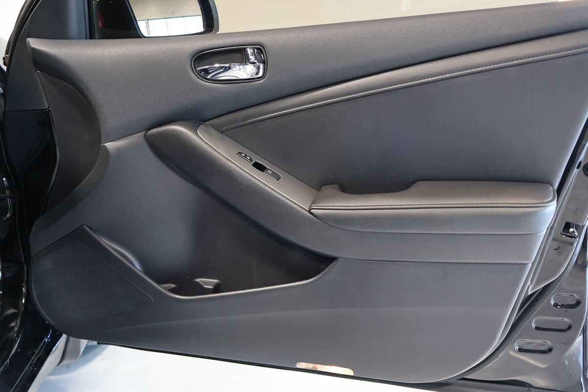Photo 18 of this Nissan Altima