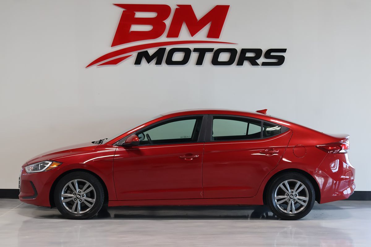 Photo 3 of this Hyundai Elantra
