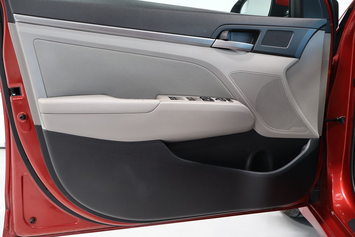 Photo 6 of this Hyundai Elantra