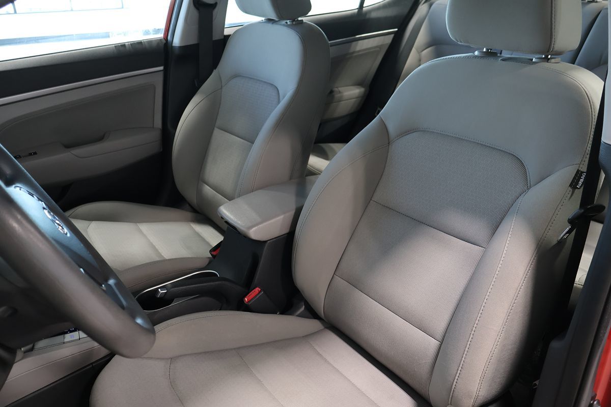 Photo 8 of this Hyundai Elantra