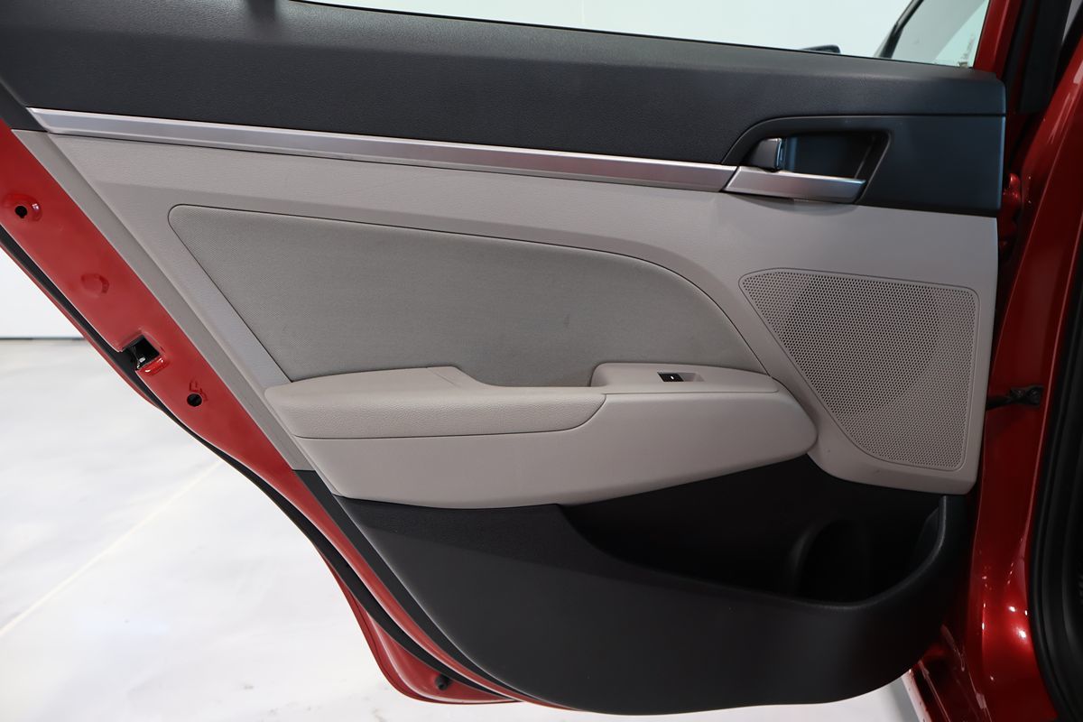 Photo 11 of this Hyundai Elantra