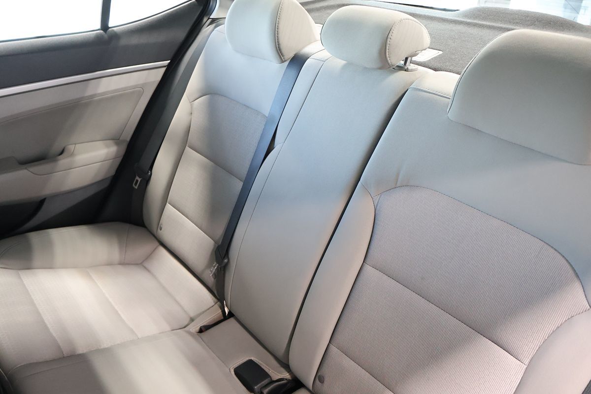 Photo 13 of this Hyundai Elantra