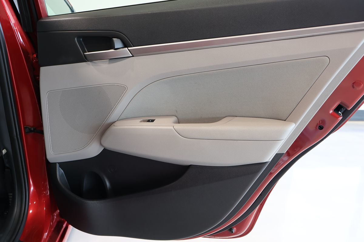 Photo 17 of this Hyundai Elantra