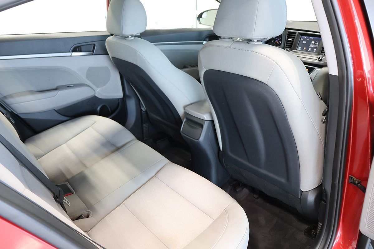 Photo 15 of this Hyundai Elantra