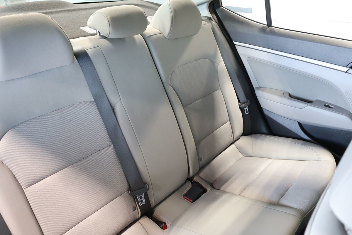 Photo 16 of this Hyundai Elantra