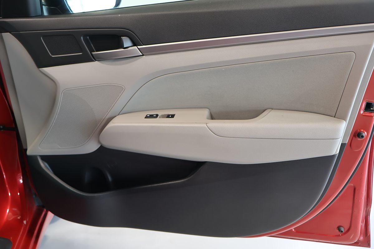 Photo 18 of this Hyundai Elantra