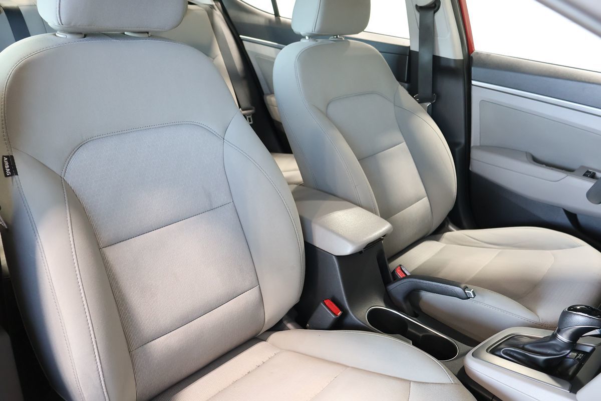 Photo 19 of this Hyundai Elantra
