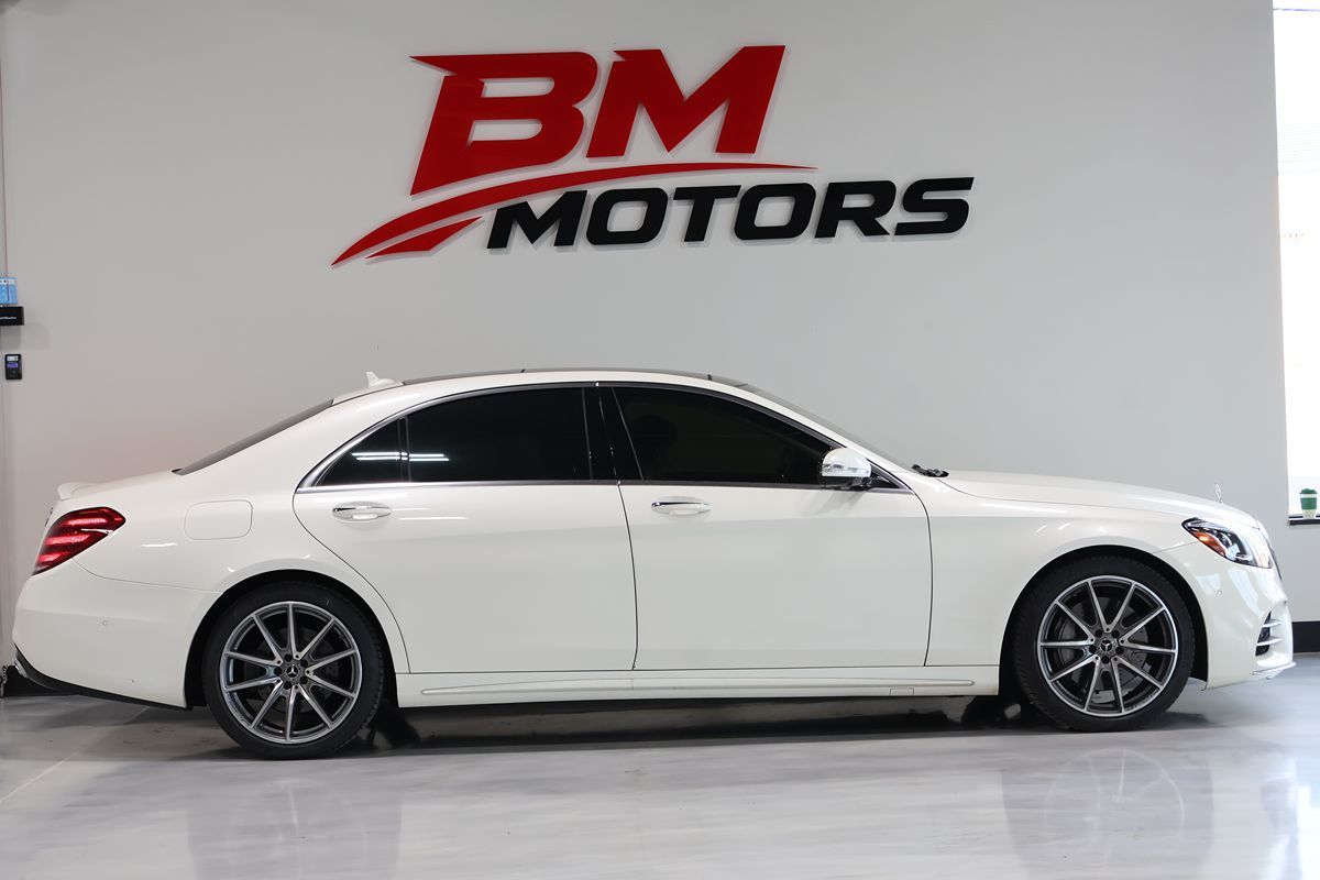 Photo 4 of this Mercedes-Benz S 560