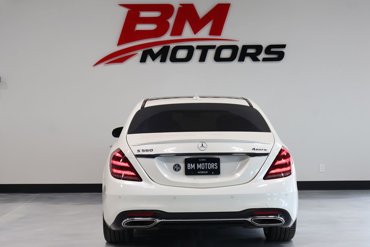 Photo 5 of this Mercedes-Benz S 560