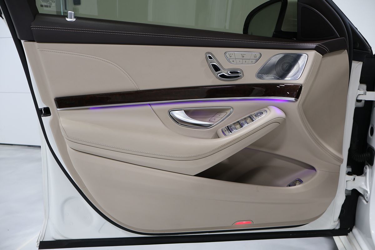 Photo 6 of this Mercedes-Benz S 560