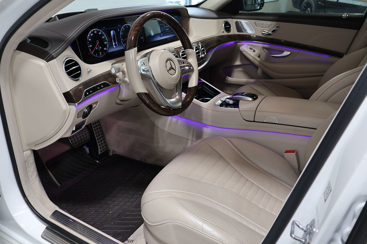 Photo 7 of this Mercedes-Benz S 560
