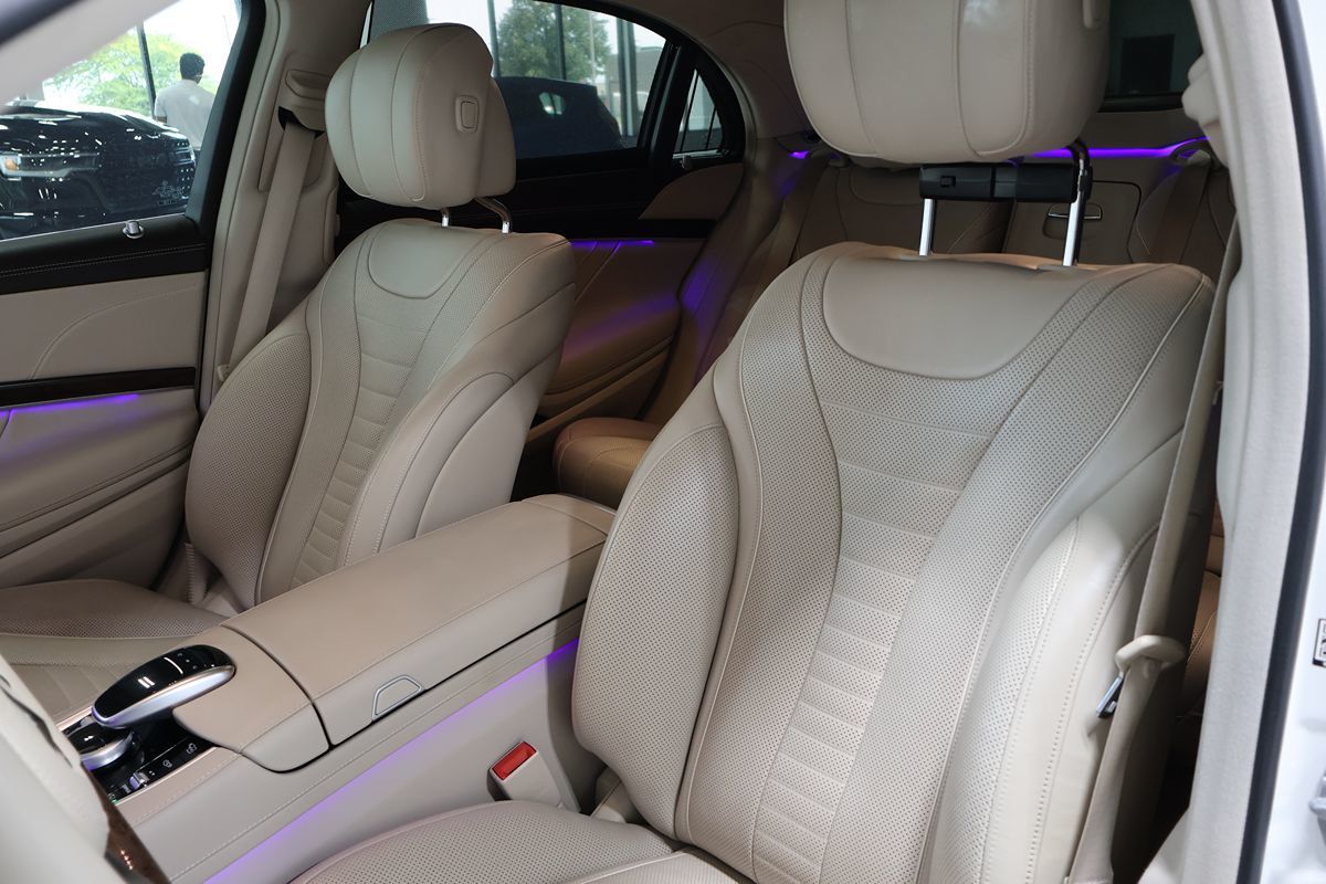 Photo 8 of this Mercedes-Benz S 560