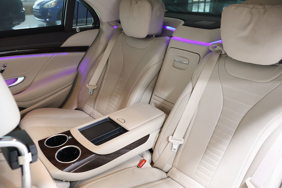 Photo 14 of this Mercedes-Benz S 560