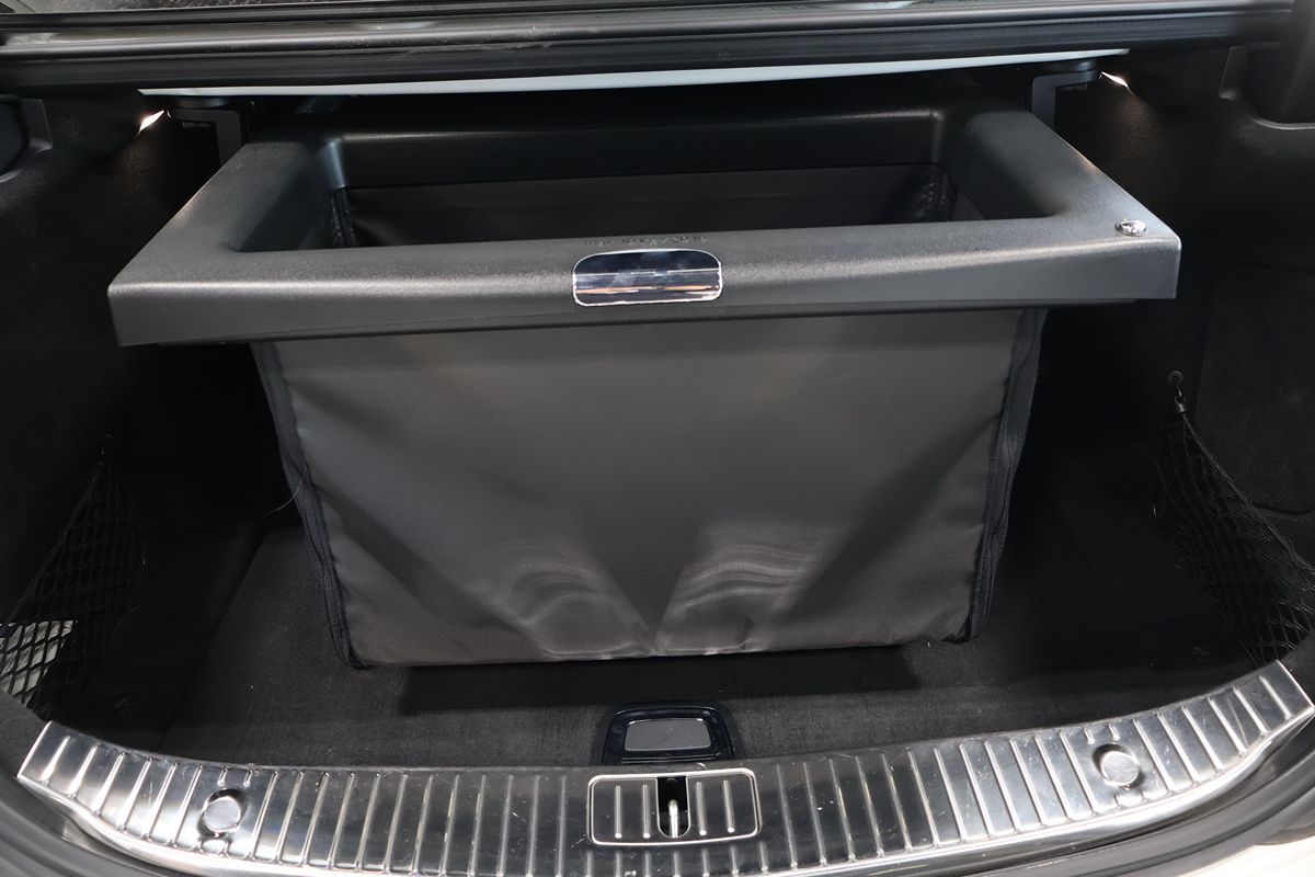 Photo 22 of this Mercedes-Benz S 560