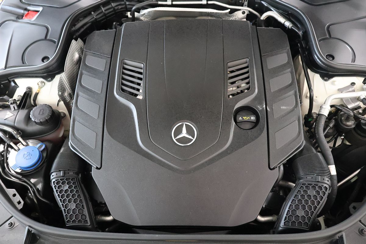 Photo 25 of this Mercedes-Benz S 560