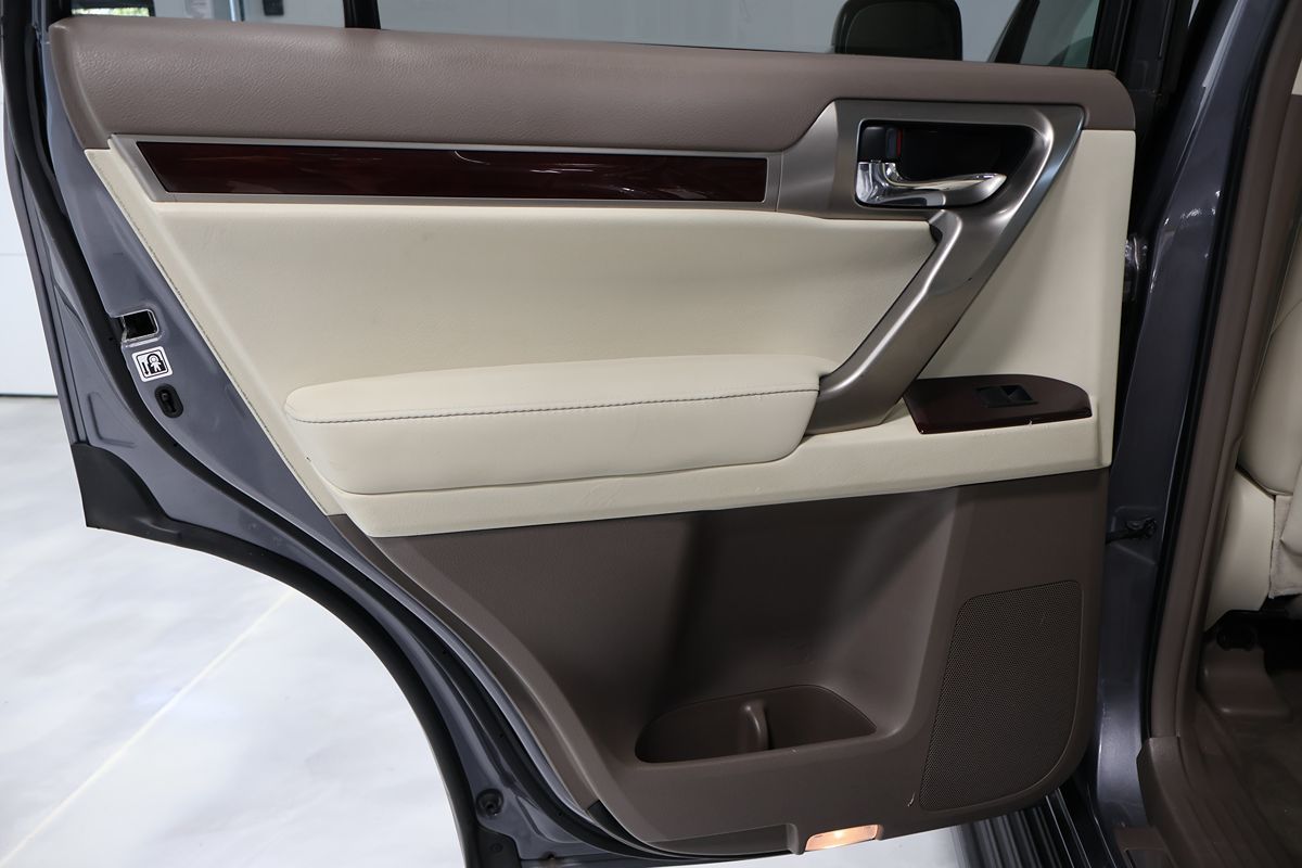Photo 11 of this Lexus GX 460