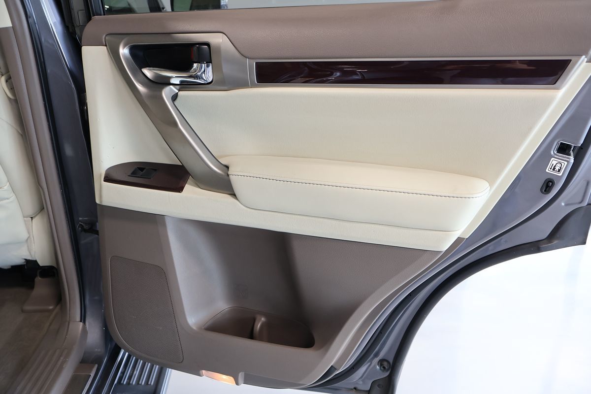 Photo 17 of this Lexus GX 460