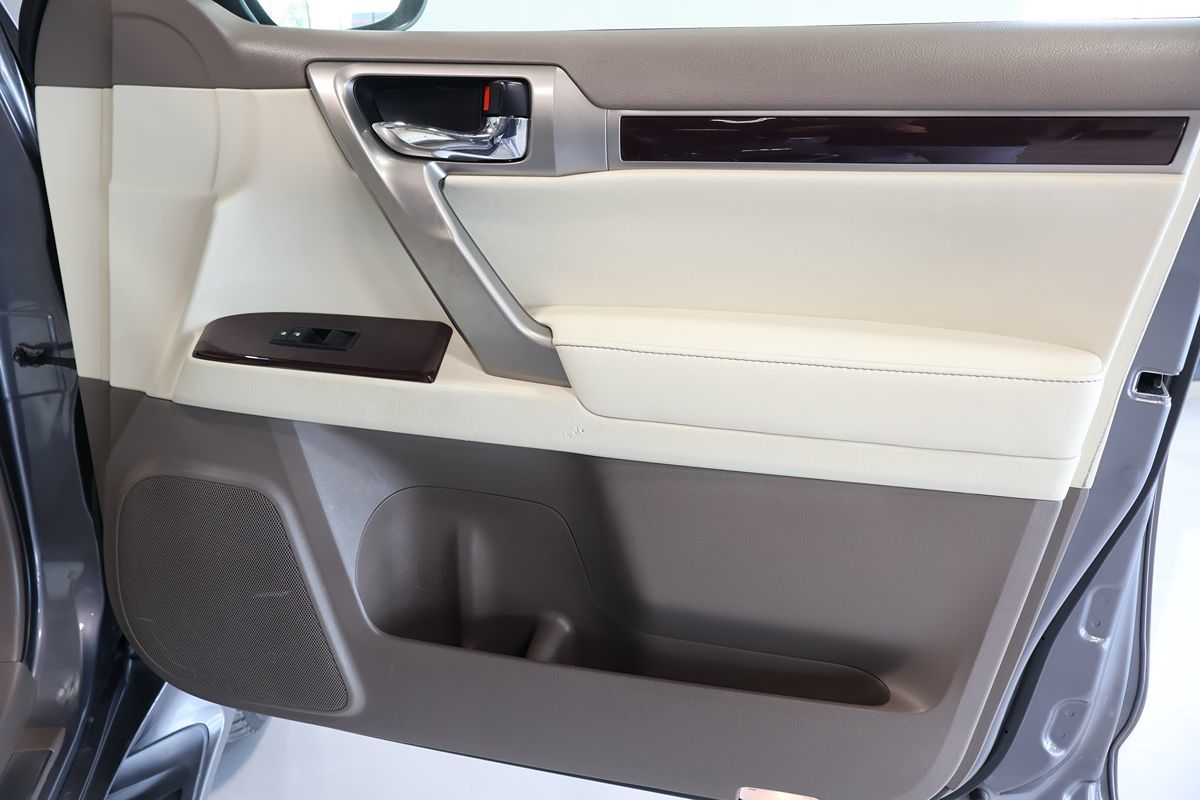 Photo 18 of this Lexus GX 460