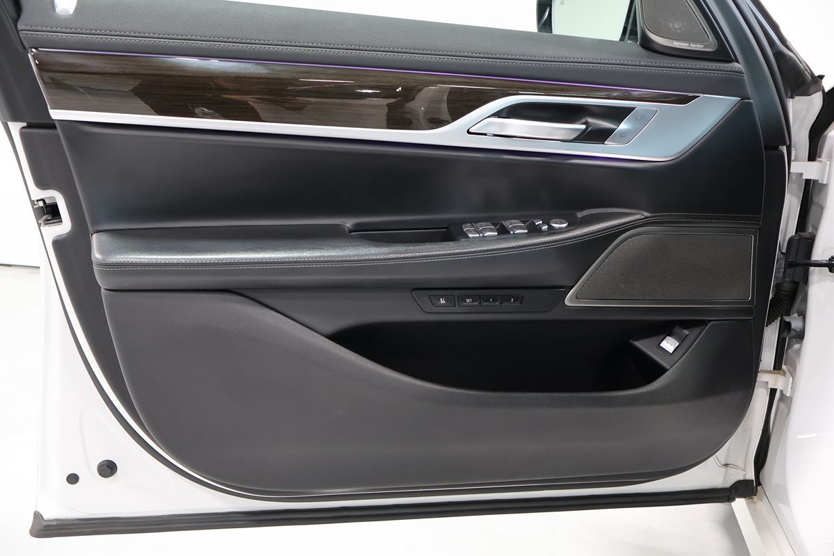 Photo 6 of this BMW 7 Series