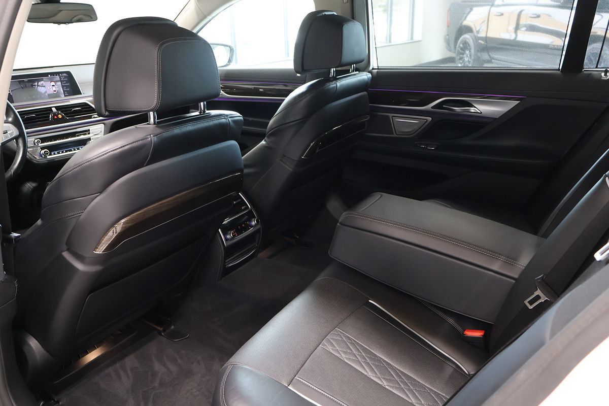 Photo 12 of this BMW 7 Series